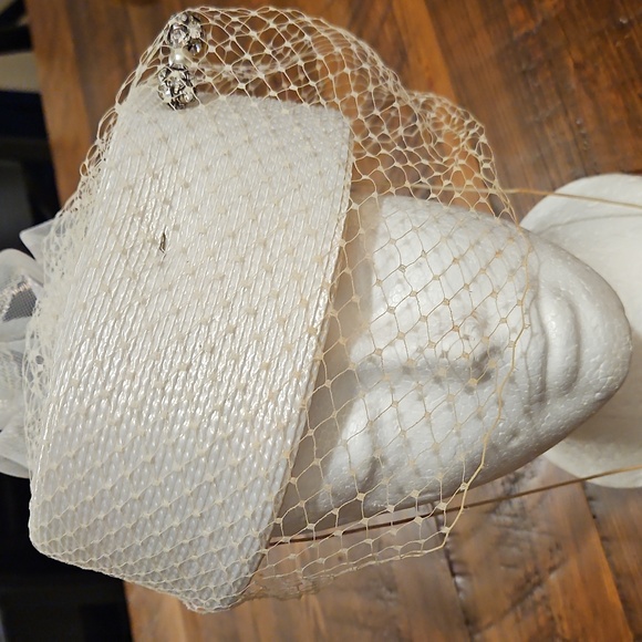 BEAUTIFUL VINTAGE CAPRICE HAT WITH BOW AND VEIL AND A STICK PIN. - Picture 9 of 10
